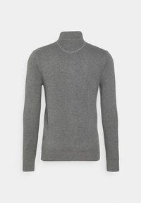 Pull à col roulé gris en laine tricotée avec un motif texturé, manches longues, poignets et ourlet côtelés, présenté sur un fond uni clair.