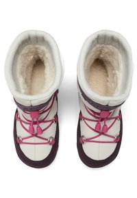 Winterstiefel mit einem cremefarbenen Obermaterial, lila unteren Abschnitten und rosa Schnürsenkeln. Innen ist ein Fleece-Futter sichtbar, ausgestattet mit einem abgerundeten, gepolsterten Kragen.