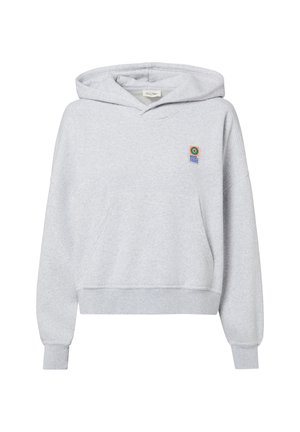 Grijze fleece hoodie met een voorzak, brede mouwen en een kleurrijke patch met een doelwitontwerp op de borst.