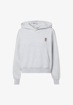 Sweat à capuche en polaire gris avec une poche frontale, des manches larges et un patch coloré représentant un motif de cible sur la poitrine.