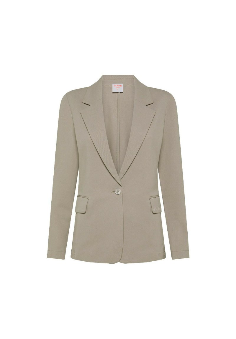 Blazer beige su misura con rever a punta, chiusura a un bottone, due tasche frontali e tessuto texture con finitura liscia.