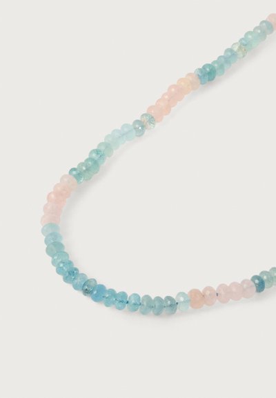 Κολιέ με χάντρες που εναλλάσσουν στρογγυλές, κομμένες πέτρες σε απαλό ροζ, ανοιχτό μπλε και τυρκουάζ αποχρώσεις. Λείο επιφάνεια και ομοιόμορφο μέγεθος.