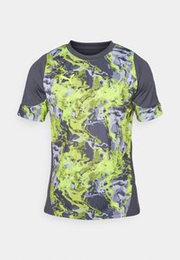 Kortærmet atletisk T-shirt med et levende grønt og gråt abstrakt mønster, rund halsudskæring og struktureret stof.