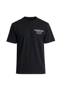 T-shirt noire à manches courtes et col rond avec le texte blanc « KAVANAGH WINNERS CLUB » imprimé sur le haut à gauche de la poitrine.