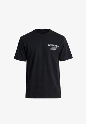Zwart T-shirt met korte mouwen en ronde hals, met witte tekst "KAVANAGH WINNERS CLUB" gedrukt op de linkerborst.