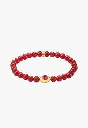 Elastisches Armband mit runden roten Perlen und einem goldenen Mittelstück mit rotem Edelstein.