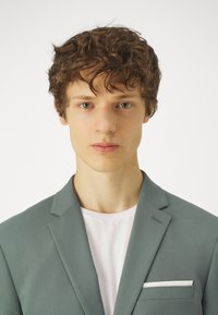 Isaac Dewhirst THE FASHION SUIT SET - Κοστούμι - sage