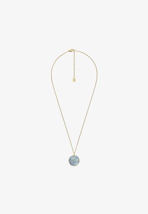 Goldfarbene Halskette mit einem runden Anhänger, der einen blauen, irisierenden Stein und kreisförmige Akzente aufweist. Die Kette verfügt über ein verstellbares Längenmerkmal.