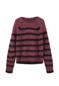 Μακρυμάνικο μοβ πουλόβερ με μαλλιάκι, μαύρες οριζόντιες ρίγες και στρογγυλή λαιμόκοψη.