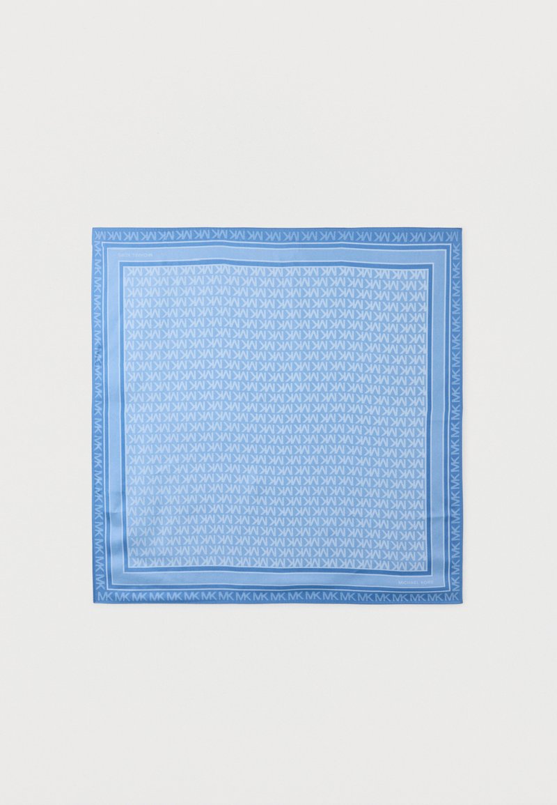 Écharpe carrée bleue avec un motif répétitif "MK" blanc et une bordure, présentant le logo "MICHAEL KORS" dans le coin inférieur droit.