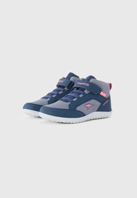 Marineblauwe en grijze hoge sneakers met een klittenbandsluiting, voorzien van een kangoeroe logo, roze accenten en een witte rubberen zool.