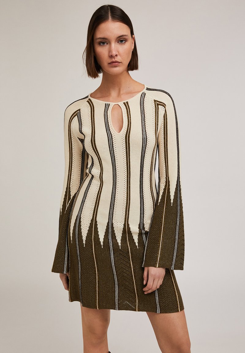 Strickkleid mit einem Schlüssellochausschnitt, langen ausgestellten Ärmeln und einem Zickzackstreifenmuster in Creme-, Oliven- und Brauntönen.