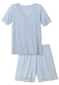 Lichtblauw pyjamastel met een korte mouwen top met kant aan de V-hals en mouwen, gecombineerd met shorts met kantaccenten.
