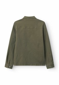 Cămașă verde măsliniu cu mâneci lungi, din bumbac. Are guler, manșete cu nasturi, yoke plat pe spate și o textură simplă.