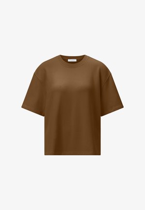 Braunes oversizedes T-Shirt mit kurzen Ärmeln und Rundhalsausschnitt, sichtbare Nähte an Schultern und Ärmeln, schlichtes Design auf weißem Hintergrund.