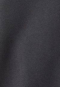 Textil de color gris oscuro con una textura suave y ligeramente elástica, con un patrón de punto fino, adecuado para diversas aplicaciones en ropa.