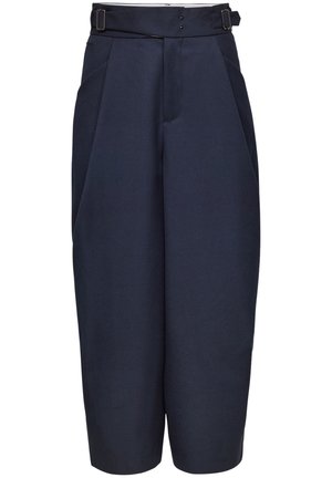 Pantalon large bleu marine foncé avec taille haute, plis à l'avant et boucles de ceinture latérales réglables.