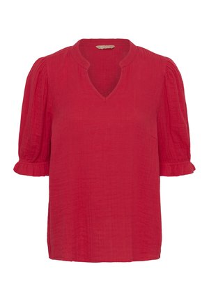 Czerwona, krótkorękawowa bluzka o fakturze z kołnierzykiem z wycięciem w kształcie litery V i falbanami na bufiastych rękawach, widok z przodu na białym tle.