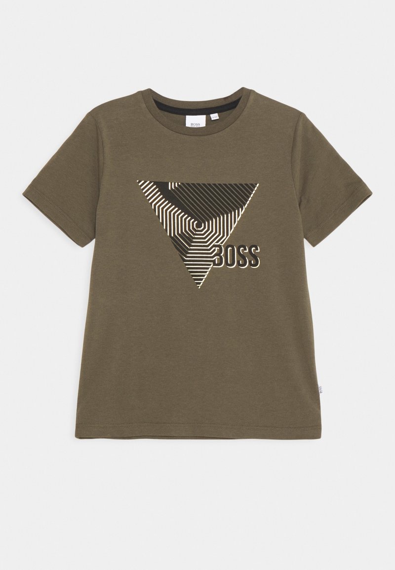 Olivgrünes T-Shirt mit kurzen Ärmeln, das ein dreieckiges Grafikdesign in Schwarz und Weiß zeigt. "BOSS" am unteren Rand gedruckt. Glatte Baumwolltextur.