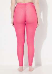 Leggings aderenti a vita alta di un vivace rosa, realizzati in un materiale liscio ed elastico, con un design senza cuciture e una vestibilità alla caviglia.