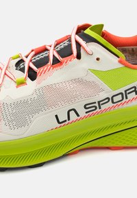 Scarpa da corsa leggera in bianco, verde e arancione. Caratterizzata da una rete traspirante, tomaia testurizzata, suola spessa e lacci a contrasto.