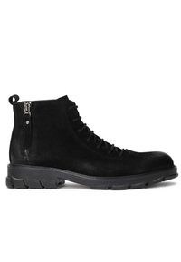 Botas de ante negras a nivel del tobillo con punta redonda, cordones en la parte delantera y cremallera lateral. Presenta una suela de goma texturizada con profundos dibujos.