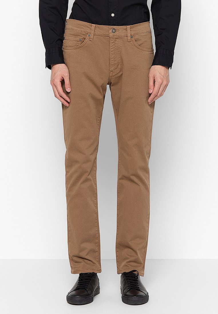 Chinos en coton marron avec une coupe droite, présentant des poches avant, une fermeture à bouton et des détails de couture minimalistes. Style à l'avant plat.