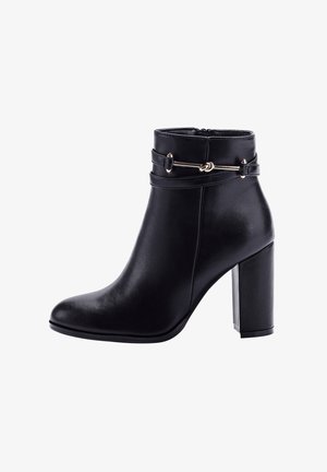 Zwarte leren enkelboot met blokhak en een goudkleurige balkdetail rondom de bovenrand.