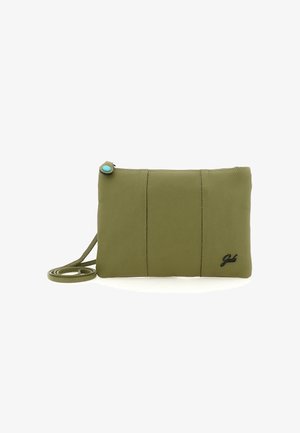 Borsa clutch in pelle verde con superficie testurizzata, dotata di un bottone blu come dettaglio e una tracolla removibile per indossarla a tracolla.