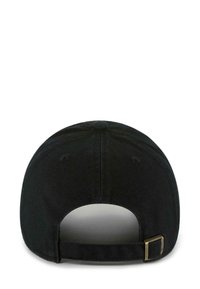 Schwarze verstellbare Baseballmütze von hinten betrachtet, mit einem Stoffriemen und einem Metallschließe.