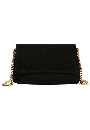 Pochette en daim noir avec bandoulière chaîne dorée, forme rectangulaire et fermeture par rabat à l'avant.