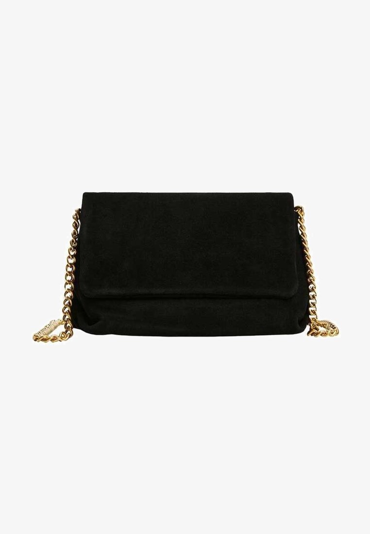 Pochette en daim noir avec bandoulière chaîne dorée, forme rectangulaire et fermeture par rabat à l'avant.
