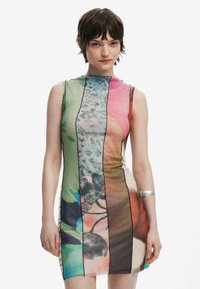 Ärmelloses Minikleid mit einem mehrfarbigen Druck, der florale und abstrakte Muster zeigt. Hergestellt aus einem dehnbaren Material mit strukturierter Oberfläche.