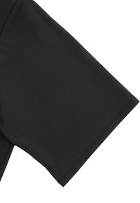Czarna tkanina o gładkiej fakturze i subtelnym połysku. Posiada szerokie, falujące krótkie rękawy oraz starannie wykończone brzegi.