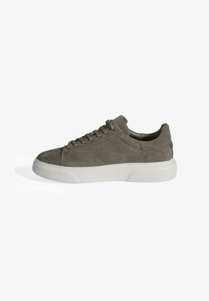 Baskets en suède gris avec un bout arrondi, semelle en caoutchouc blanche et design à lacets. Présente des accents de couture sur les côtés et le talon.