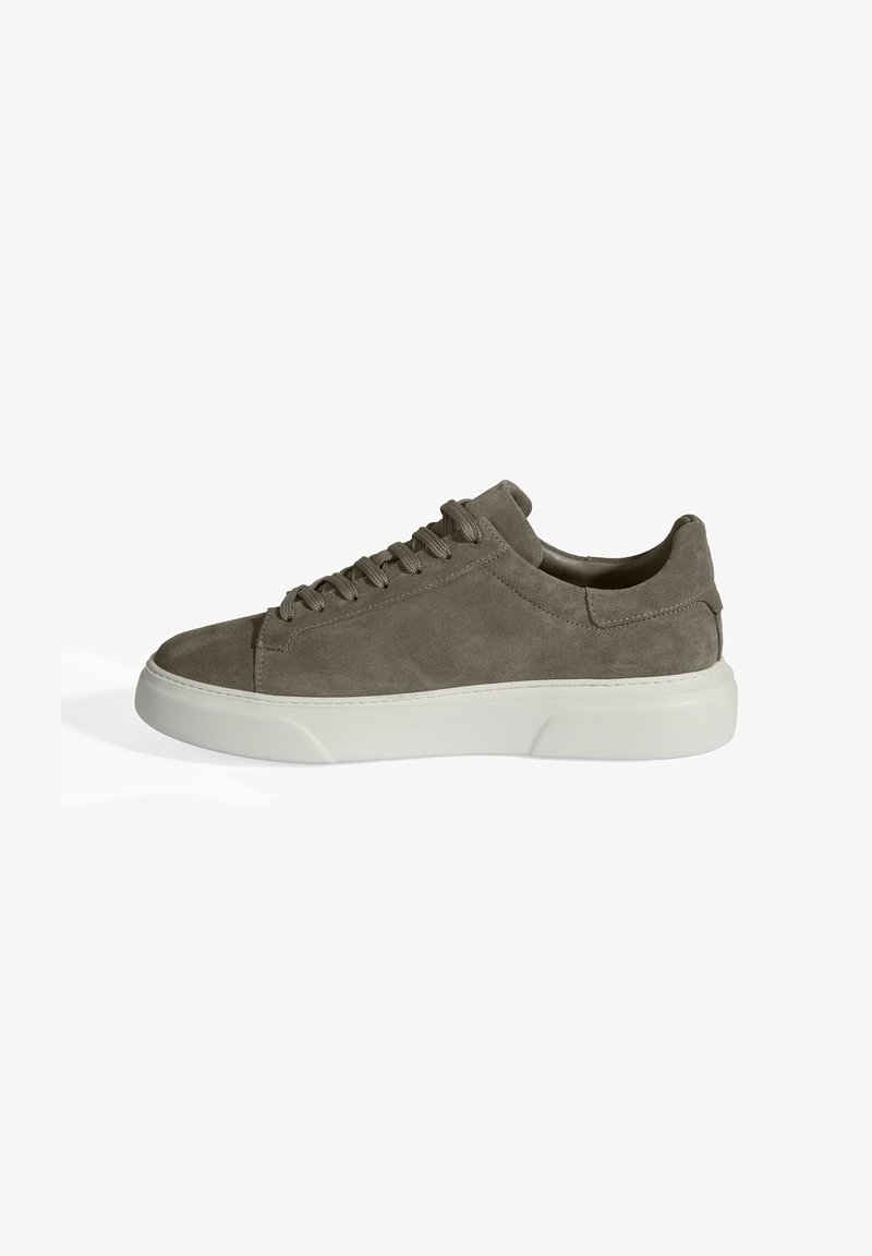 Graue Wildledersneaker mit runder Zehenpartie, weißer Gummisohle und Schnürdesign. Verfügt über Steppnähte entlang der Seiten und der Ferse.