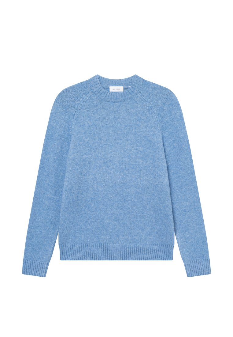 Ljusblå crew-neck tröja i ett mjukt stickat material, med raglanärmar och ribbade detaljer vid kragen och kanten.