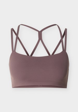 Malvenfarbener Sport-BH mit dünnen doppelten Trägern, die auf der Rückseite ein gekreuztes Muster bilden, vor weißem Hintergrund.