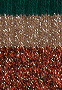 Primo piano di un tessuto a maglia con strisce orizzontali nei colori verde scuro, beige e arancione ruggine.