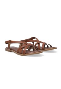 Bruine leren platte sandalen met meerdere kruislings gespen en een gevoerde inlegzool. Voorzien van een gespsluiting en een getextureerde rubberen zool.