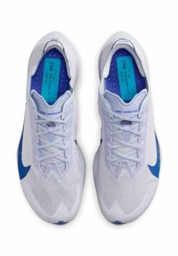 Hvide atletiske sko med et blåt Nike-swoosh, der har en tekstureret mesh-overdel, snørebånd og en blå indersål med perforeringer for ventilation.