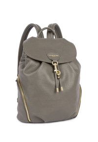 Sac à dos en cuir gris avec fermeture à rabat, boucle et zips en ton doré, deux sangles, et le nom de la marque "Lancaster Paris" sur le rabat avant.