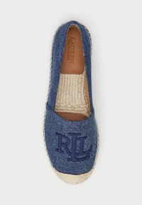 Espadrile din denim, slip-on, cu vârful rotunjit și talpă din iută împletită. Prezintă broderie mare „RL” albastră pe față și branturi bej.