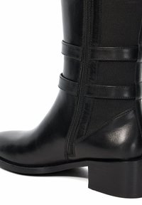 Botte haute en cuir noir avec une finition lisse, dotée d'une fermeture éclair latérale, de panneaux élastiques et d'un talon bloc fin. Détails texturés.