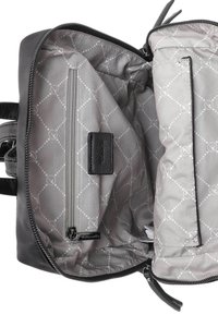 Sac en cuir noir avec une doublure à motif géométrique gris. Comprend un compartiment zippé, une poche intérieure et des accents texturés.
