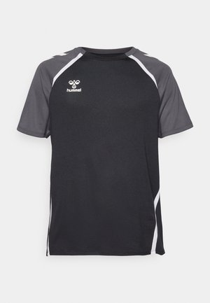 Schwarzes sportliches T-Shirt mit grauen Akzentpaneelen, kurzen Ärmeln, rundem Ausschnitt, weißen Details entlang der Schultern und einem aufgedruckten Logo auf der Brust.
