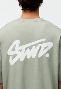 PULL&BEAR WITH LOGO - T-shirts print - dark green