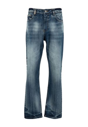 Kék, kifakult farmernadrág enyhén bővülő szárakkal, elől gombos és cipzáras záródással, valamint elülső zsebekkel, fehér háttér előtt.