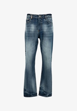 Kék, kifakult farmernadrág enyhén bővülő szárakkal, elől gombos és cipzáras záródással, valamint elülső zsebekkel, fehér háttér előtt.