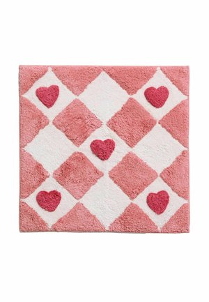 Alfombra cuadrada a cuadros rosa y blanca con cinco formas de corazón rosa más oscuro distribuidas de manera uniforme sobre los cuadros blancos.